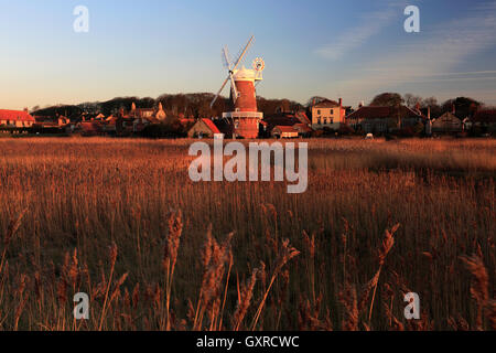 Blick auf den Sonnenuntergang über Röhricht, Cley Windmühle, Cley-Next-the-Sea-Dorf, die Küste von North Norfolk, England, UK Stockfoto