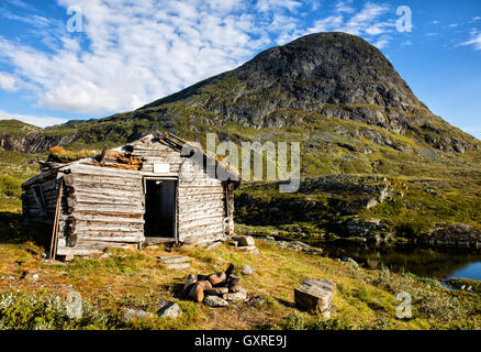 Verfallene Holzhütte am See bei Bygdin mit Synshorn Berg im Jotunheimen Nationalpark Norwegen Stockfoto