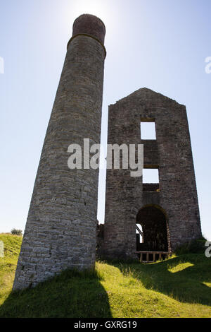 Schornstein und Motor Haus der Elster Mine - einem stillgelegten Blei-Mine in der Nähe von Sheldon in Derbyshire Peak District Großbritannien Stockfoto