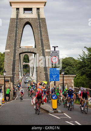 Das Fahrerfeld der Tour of Britain Zyklus Rennen geht über die Clifton Suspension Bridge in Bristol während des Rennens 2016 Stockfoto
