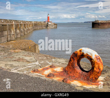Watchet Hafen an der West Küste von Somerset UK mit Leuchtturm und Kai Schmiedearbeiten Stockfoto