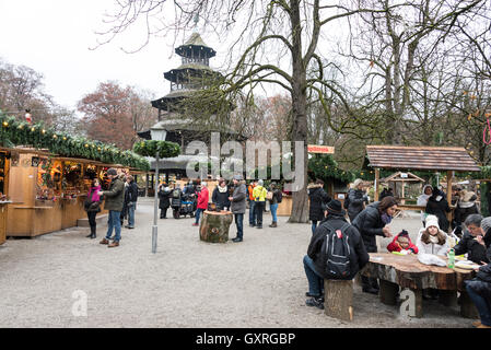 Weihnachtsmarkt Am Chinesischen Turm Im Englischen Garten In Munchen Oberbayern Stockfotografie Alamy