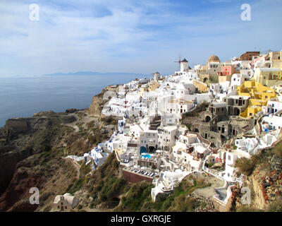 Atemberaubenden Blick auf das berühmte Dorf Oia mit griechischen Baustil über die Caldera, Insel Santorini in Griechenland Stockfoto