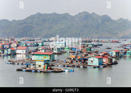 Schwimmendes Dorf in Halong Bucht, Vietnam Stockfoto