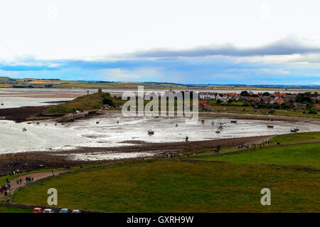 Blick von der Burg auf Lindisfarne Hafen und Dorf, Holy Island, Northumberland Küste, Nordostengland, UK Stockfoto