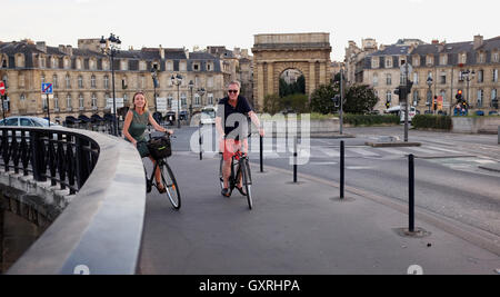 Radfahrer auf Pont de Pierre Bordeaux Frankreich Stockfoto