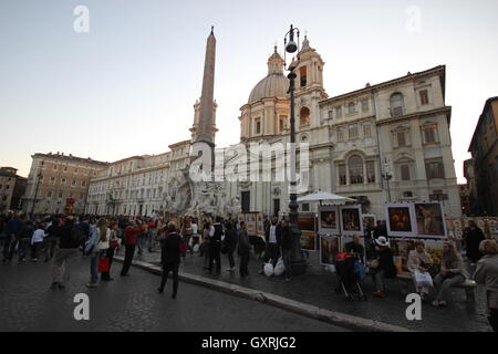 der Obelisk von der Fontana dei Quattro Fiumi mit der Kirche von Sant'Agnese in Agone, Piazza Navona, Rom, Italien, Stände Stockfoto