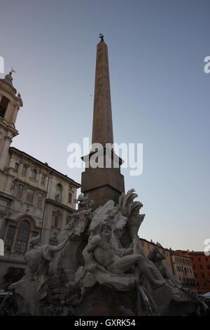 der Obelisk von der Fontana dei Quattro Fiumi mit der Kirche von Sant'Agnese in Agone, Piazza Navona, Rom, Italien Stockfoto