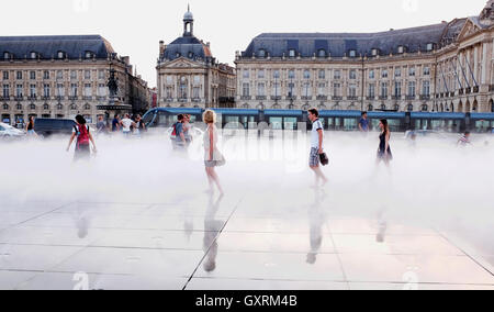 Platzieren Sie De La Bourse Bordeaux le Miroir d ' Eau (Spiegel des Wassers) durch Corajoud Stockfoto