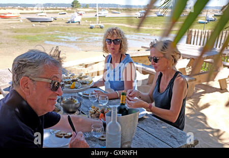 Essen und trinken am Strand Austern und Muscheln Bar und Restaurant in Cap Ferret auf Atlantikküste Frankreichs Stockfoto