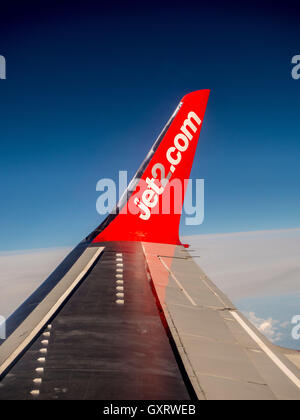 Blick durchs Flugzeugfenster mit Flügel und Jet2 logo Stockfoto