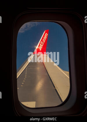 Blick durchs Flugzeugfenster mit Flügel und Jet2 logo Stockfoto