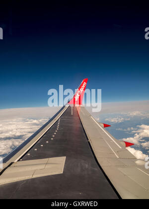 Blick durchs Flugzeugfenster mit Flügel und Jet2 logo Stockfoto