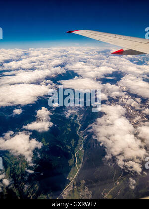 Blick durchs Flugzeugfenster über Alpen Stockfoto