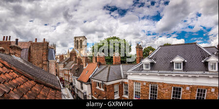 Südlichen Querschiff und zentralen Turm von York Minster angesehen von Dächern von Petergate, York, UK Stockfoto