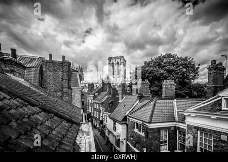 Südlichen Querschiff und zentralen Turm von York Minster angesehen von Dächern von Petergate, York, UK Stockfoto