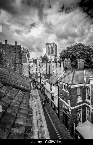 Südlichen Querschiff und zentralen Turm von York Minster angesehen von Dächern von Petergate, York, UK Stockfoto