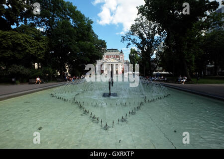 Wasser-Brunnenskulptur vor der eleganten Neo Klassik colonnaded Fassade von nationalen Theater Sofia, Bulgarien Stockfoto