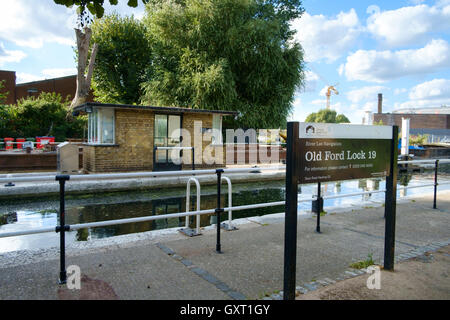 Das historische Schloss 19 auf den Fluss Lea Navigation Canal an alten Ford Stockfoto