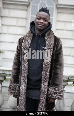 LONDON - 18. Februar 2014: Model posiert für Fotografen außerhalb Somerset House während der London Fashion week Stockfoto