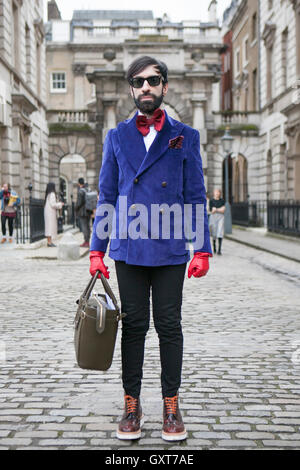 LONDON - 18. Februar 2014: Model posiert für Fotografen außerhalb Somerset House während der London Fashion week Stockfoto