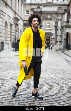 LONDON - 18. Februar 2014: Model posiert für Fotografen außerhalb Somerset House während der London Fashion week Stockfoto