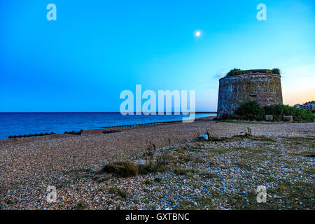 Dämmerung Martello-Turm in der Nähe von The Sovereign Harbour Eastbourne East Sussex Stockfoto