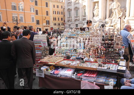 Souvenir Stall, Fontana di Trevi, Rom, Roma, Italien, Reisen Stockfoto