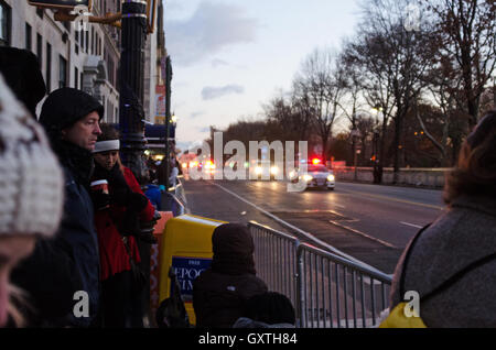 Massen beginnen zu sammeln vor der Morgendämmerung, Orte entlang der Paradestrecke für Macy's Thanksgiving Day Parade in New York City zu sichern. Stockfoto