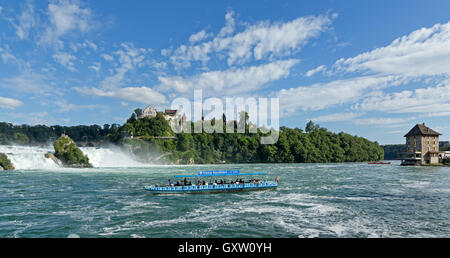 Fluss Rheinfall und Schloss Laufen in der Nähe von Schaffhausen, Neuhausen bin Rheinfall, Schweiz Stockfoto