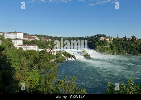 Fluss Rheinfall und Schloss Laufen in der Nähe von Schaffhausen, Neuhausen bin Rheinfall, Schweiz Stockfoto