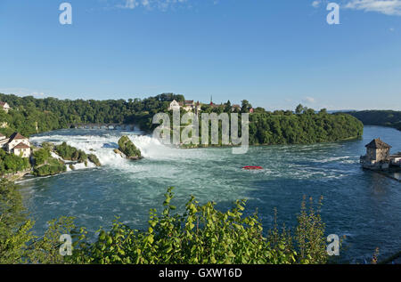 Fluss Rheinfall und Schloss Laufen in der Nähe von Schaffhausen, Neuhausen bin Rheinfall, Schweiz Stockfoto