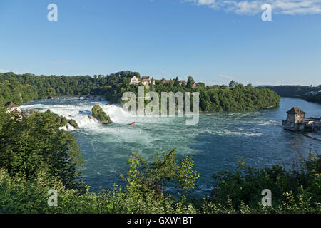 Fluss Rheinfall und Schloss Laufen in der Nähe von Schaffhausen, Neuhausen bin Rheinfall, Schweiz Stockfoto