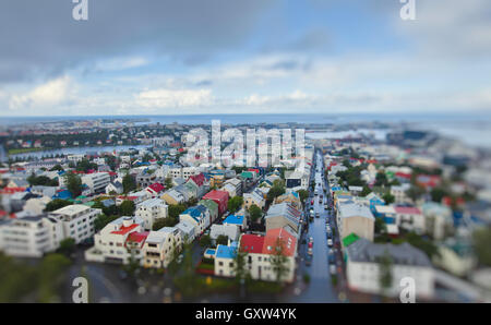 Schöne super-Weitwinkel Luftaufnahme von Reykjavik, Island mit Hafen und die Skyline der Berge und die Landschaft jenseits der Stadt gesehen Stockfoto