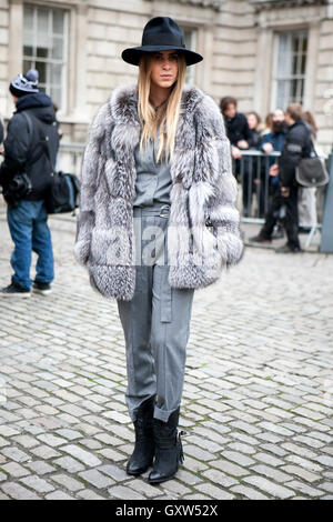 LONDON - 18. Februar 2014: Model posiert für Fotografen außerhalb Somerset House während der London Fashion week Stockfoto