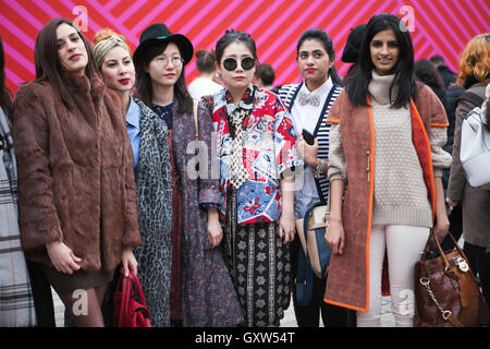 LONDON - 18. Februar 2014: Model posiert für Fotografen außerhalb Somerset House während der London Fashion week Stockfoto