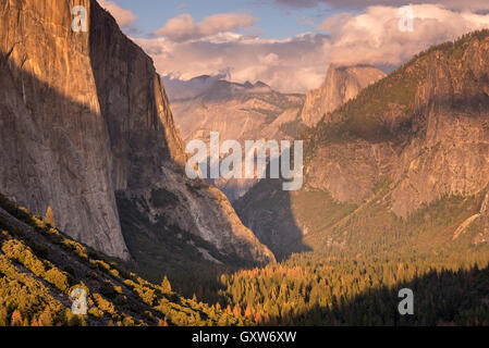 Yosemite Valley, mit Abendlicht Baden am Half Dome und El Capitan, Yosemite-Nationalpark, Kalifornien, USA. Herbst Stockfoto