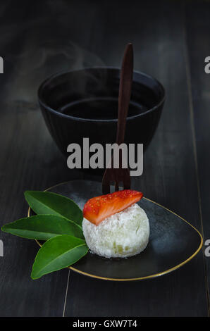 Erdbeere Daifuku Mochi japanisches Dessert mit heißem Tee, Stillleben Stockfoto