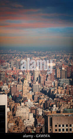 New York City Manhattan Straße Luftbild schwarz und weiß mit Wolkenkratzern, Fußgänger und belebten Verkehr. Stockfoto