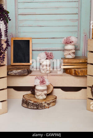 Innendekoration-Setup mit Blumen und Bilderrahmen. Rosa Türen, Blumen, Apfel-Boxen. Ideal für Hochzeit-Interieur Stockfoto