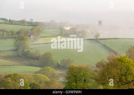 Nebel bedeckte Landschaft in der Dämmerung in der Nähe von Dorf Süd Tawton, Devon, England. Frühjahr (Mai) 2016. Stockfoto