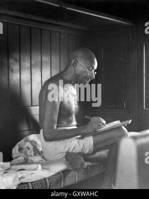 MAHATMA GANDHI (1869-1948) indische Unabhängigkeit Führer in einer dritten Klasse Bahn Abteil über 1945. Foto Sunil Jahs Stockfoto