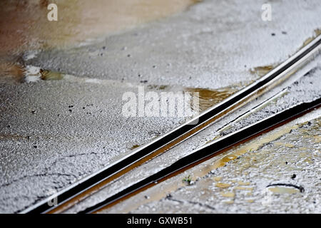 Detail mit Straßenbahn Spur bei Regen geschossen Stockfoto