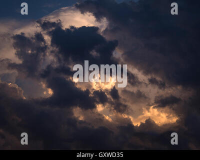 Sturm ist vorbei, und Sie sehen die Sonne kommen. Zeigt, wie es gibt Hoffnung nach rauhen Zeiten, bessere Zeiten sehen, und einem sonnigen Tag. Stockfoto