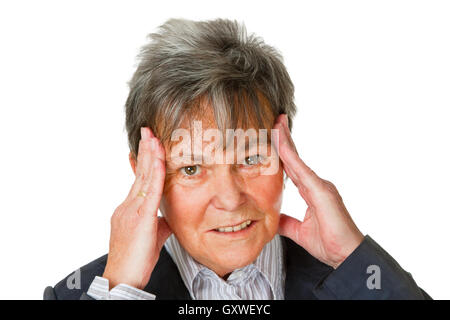 Ältere Frau mit Kopfschmerzen. Auf weißen Hintergrund isoliert. Stockfoto