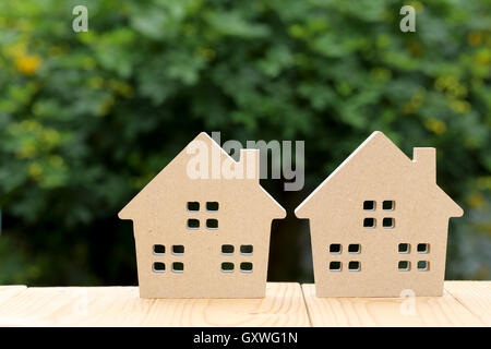 Holzspielzeug Haus mit grünen natürlichen Hintergrund jedoch unscharf Stockfoto