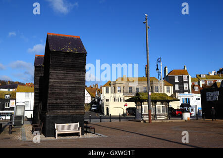 Historischen schwarz aus Holz Netto Läden an Strandpromenade, Jerwood Galerie rechts, Old Town, Hastings, East Sussex, England Stockfoto