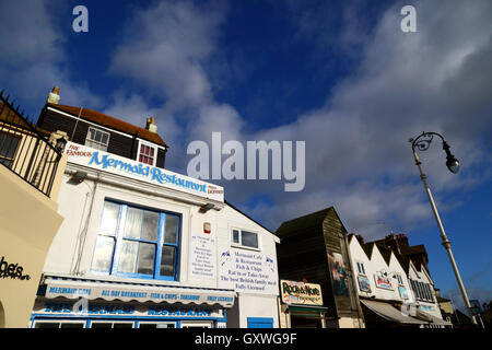 Das Mermaid Restaurant, ein bekanntes Fisch- und Chiprestaurant an der Rock-A-Nore Road in der Altstadt von Hastings, East Sussex, England Stockfoto