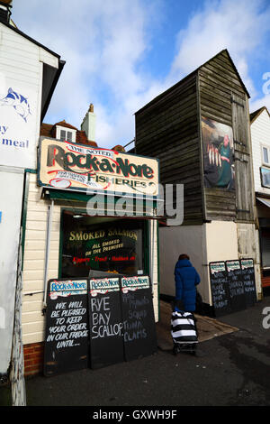 Läden, die frischen Fisch und Meeresfrüchte im Rock-A-Nore, Old Town, Hastings, East Sussex, England, UK Stockfoto