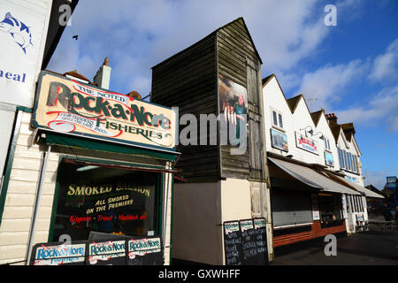 Läden, die frischen Fisch und Meeresfrüchte im Rock-A-Nore, Old Town, Hastings, East Sussex, England, UK Stockfoto